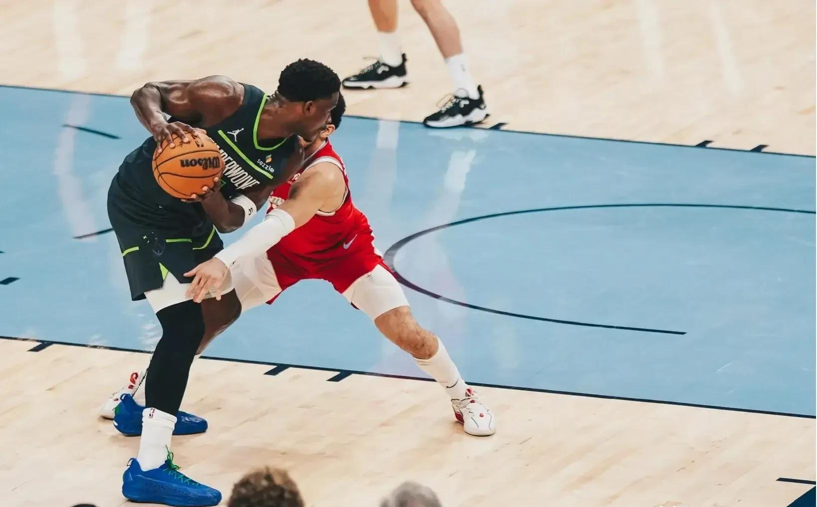 9游官网入口-巴塞罗那发布备战花絮；今夜篮板制胜；NBA季后赛任务艰巨；细节决定成败(午夜巴塞罗那精彩时间)